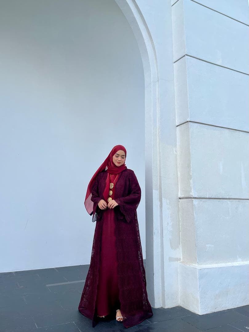 Serra Scallop cardigan abaya in burgundy